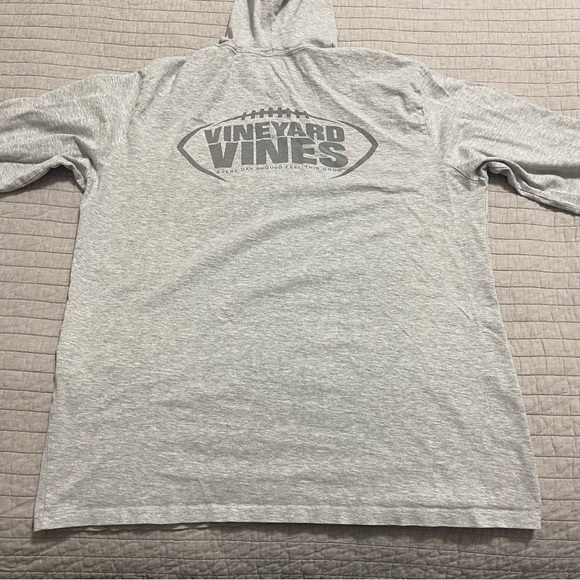 Vineyard Vines Men's LS Hooded Football Graphic Shirt Size Medium - Picture 8 of 9